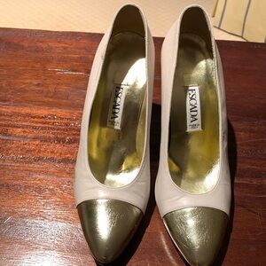 Escada authentic classic pumps in cream with gold tips